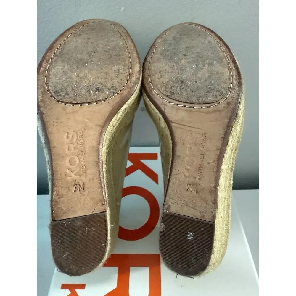 MICHAEL MICHAEL KORS $185 NUDE PATENT LEATHER WEDGE PEEPTOE HEELS SZ 7M